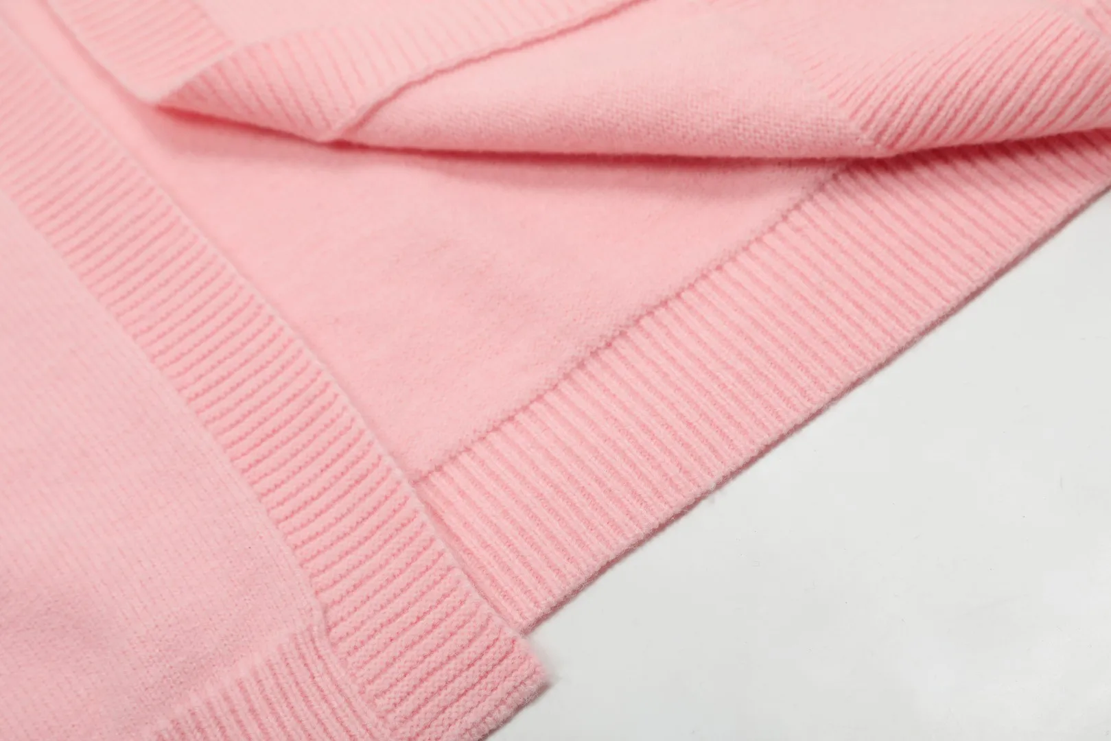 P220 Top quality" Style number: DS016# [Ralph Lauren V-neck solid color pony embroidered logo wool velvet knitted shawl cardigan] ✅Ralph Lauren Lazy‌oversize style basic classic versatile ten-color shawl cardigan ✅Main supplier platform live broadcast Wholesale entities Out of stock will be replenished Not off the shelf ✅ZP quality 1:1 version Can scan the code to enter the GF website Counter quality ✅Details and quality are the only one in Guangzhou. Light luxury wool. Focus on high-end. Cost-effective. Needless to say good quality. ✅Restore the original version. Can wear 190 pounds. Loose, comfortable and stress-free. ✅Loose upper body, oversize and lazy style. Must-have style for goddess ootd. ✅Good-looking clothes are never picky. Recommended for goddess wardrobe. Taro Purple, Light Khaki, Chinese Red, Anchor Red